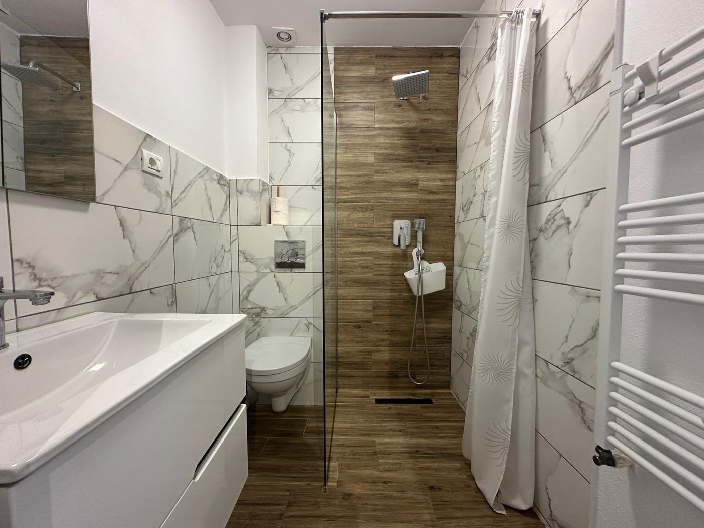 Baie proprie, cu duș walk-in și finisaje marmorate