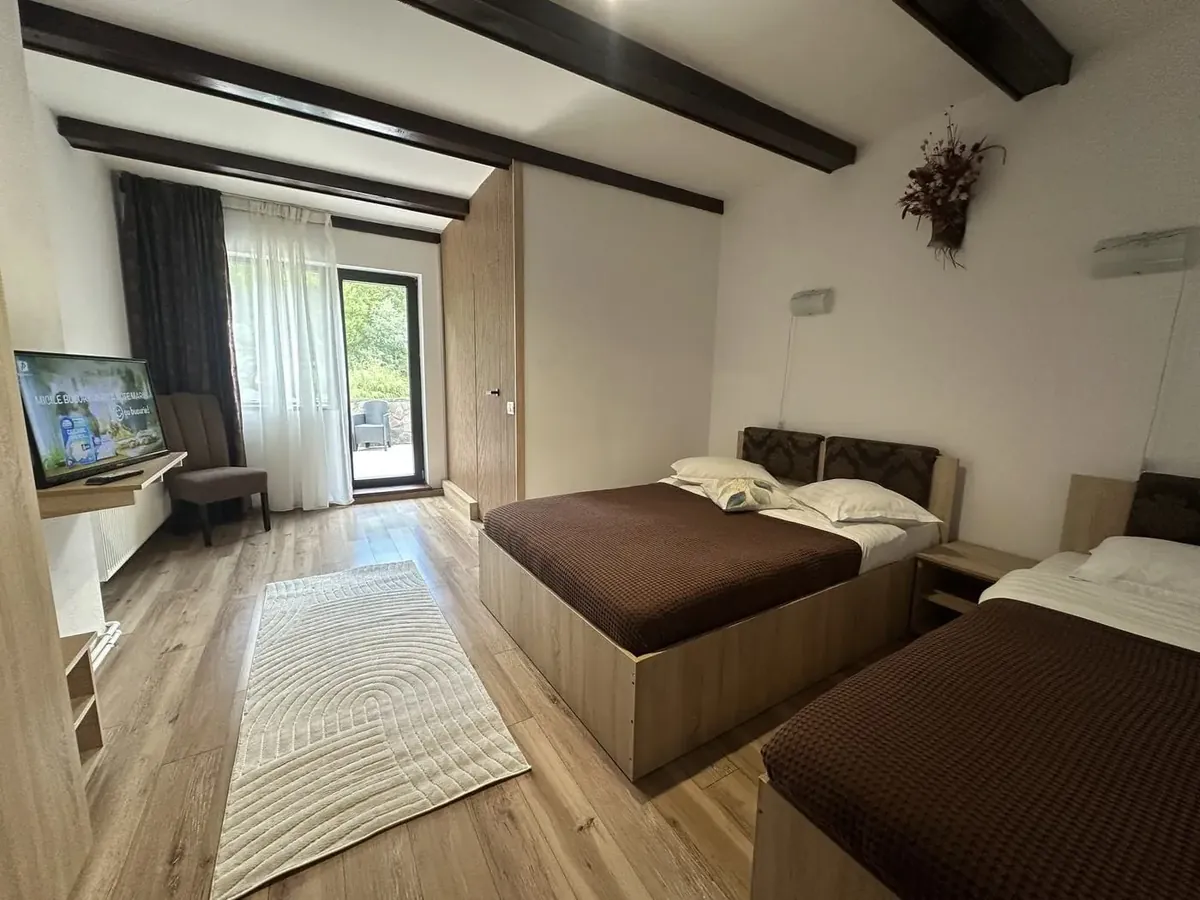 Cameră triplă, cu pat matrimonial, pat single și balcon