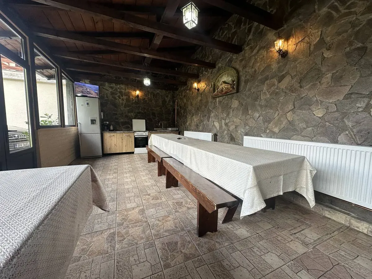 Foișorul, cu bucătăria proprie și mesele lungi
