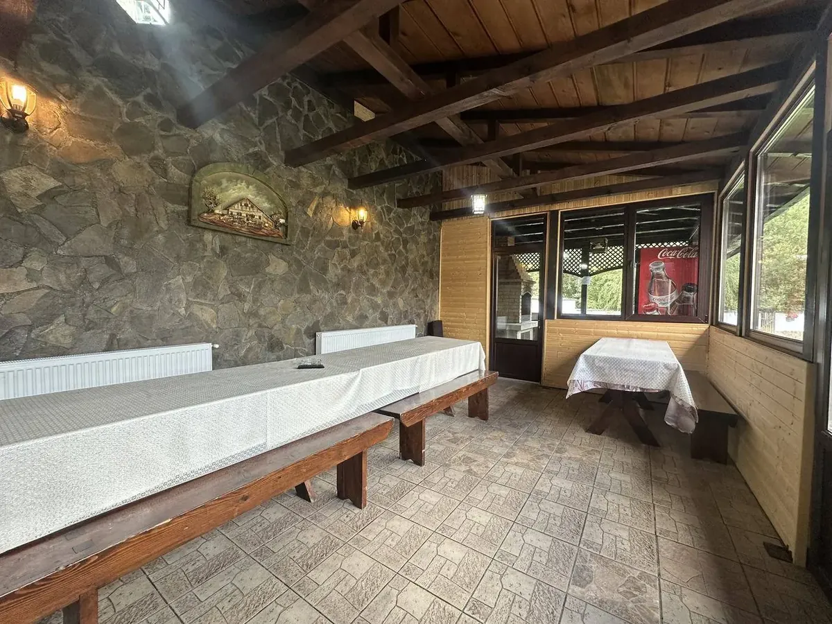 Interiorul foișorului, cu pereți de piatră și grinzi de lemn