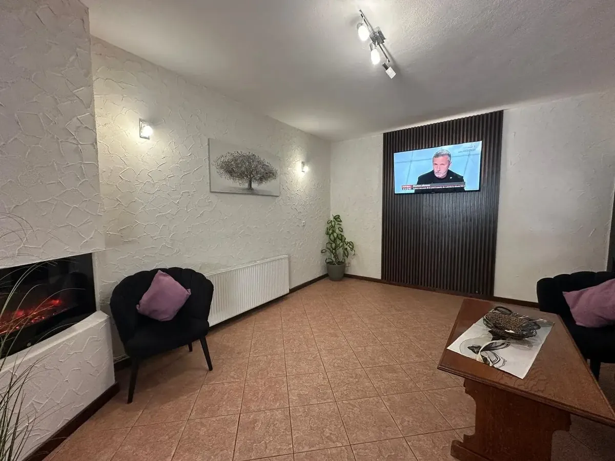 Zona de relaxare cu șemineu și televizor