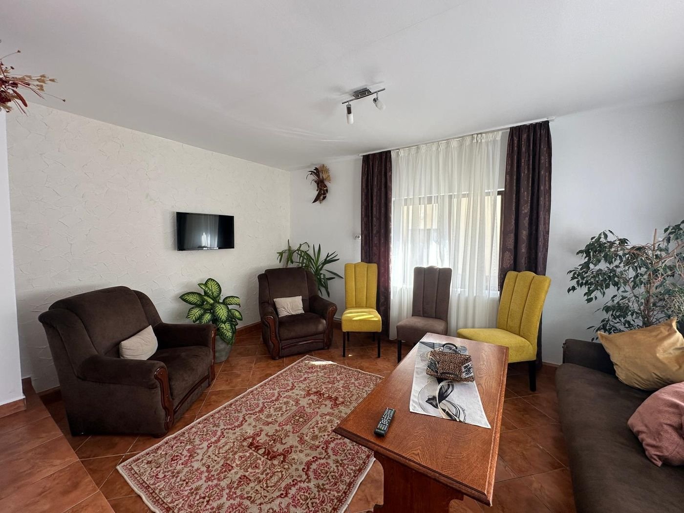 Al doilea living, cu fotolii și televizor