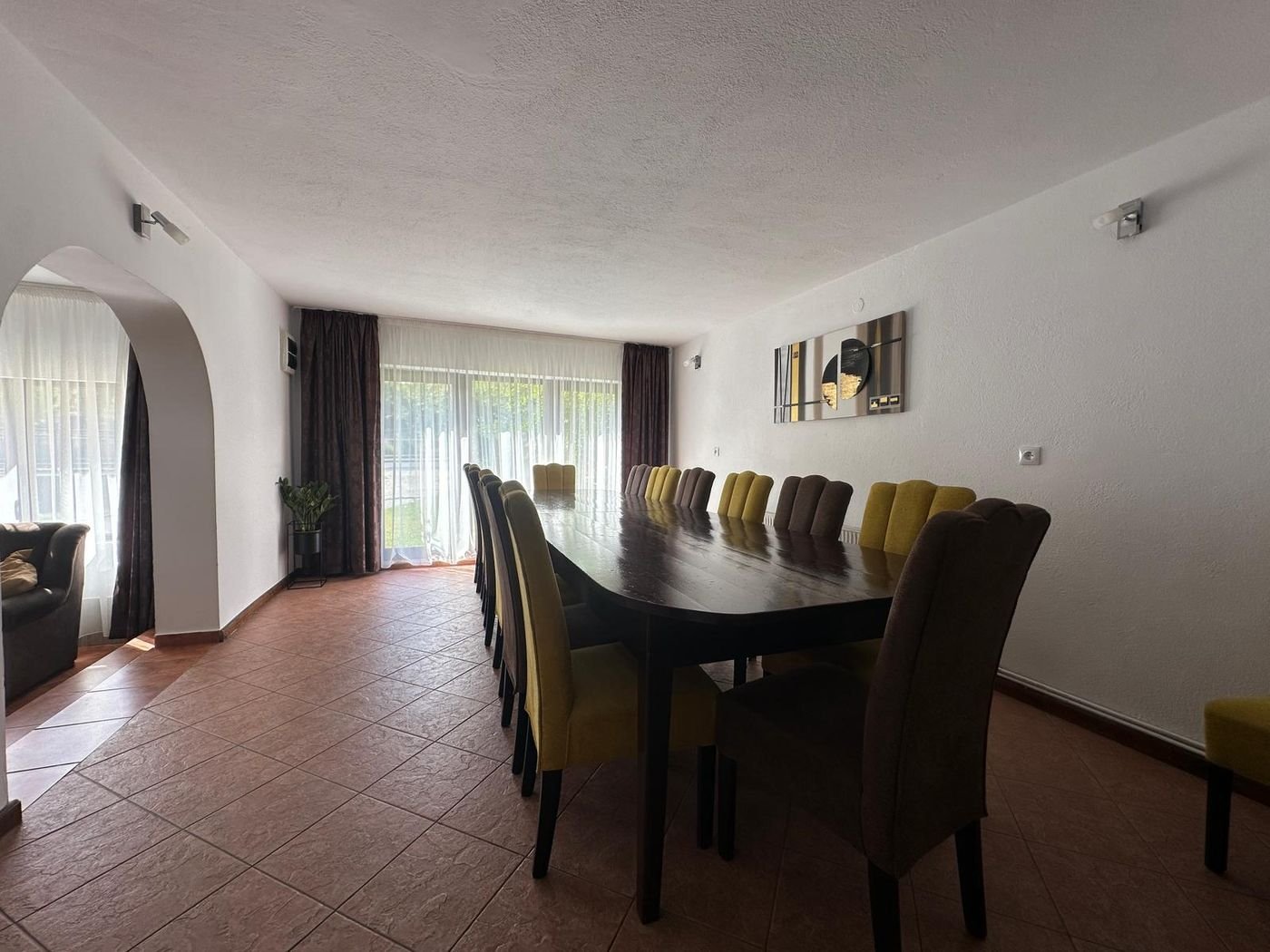 Sala de mese, cu masă lungă pentru 12 persoane